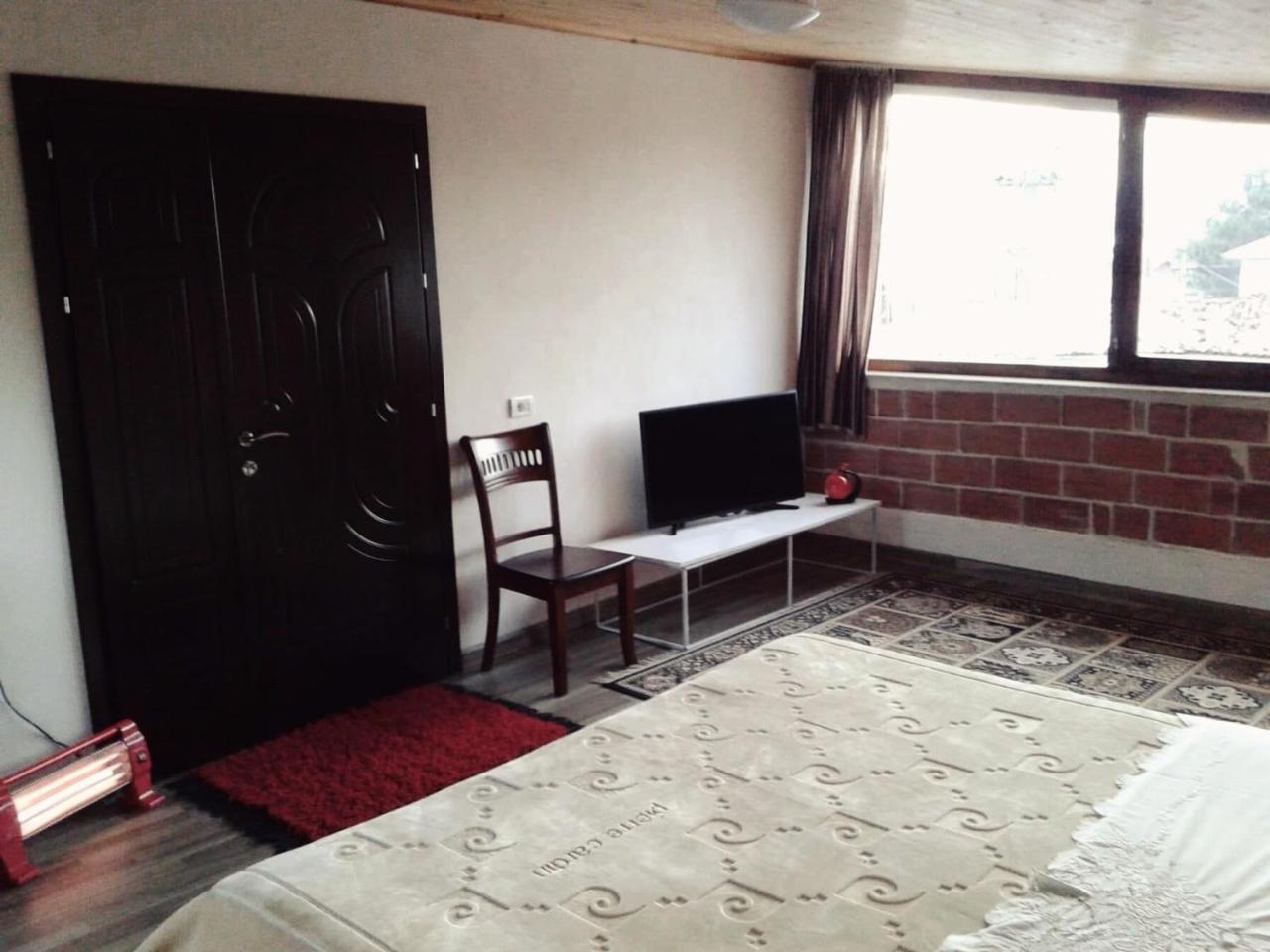 Cozy Loft Apartment Korce Bagian luar foto